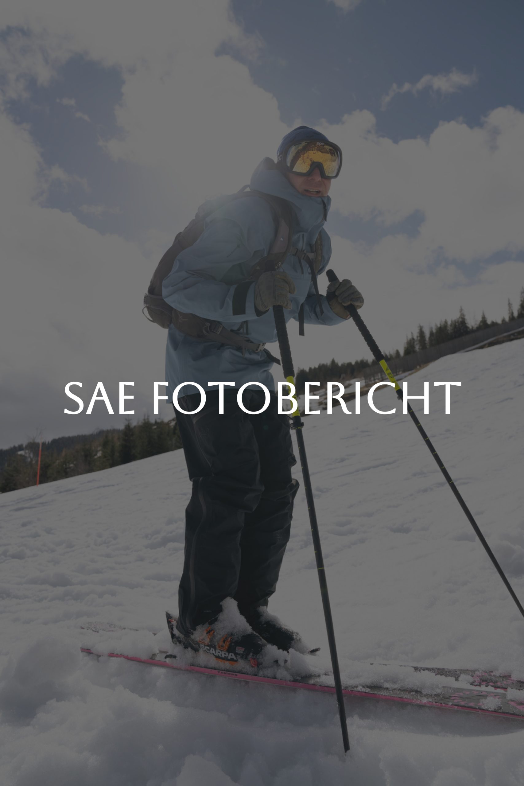 SAE,Fotobericht,Überschrift,Mann,auf,Schi,zu,sehen,Schnee,Sonne,Winter